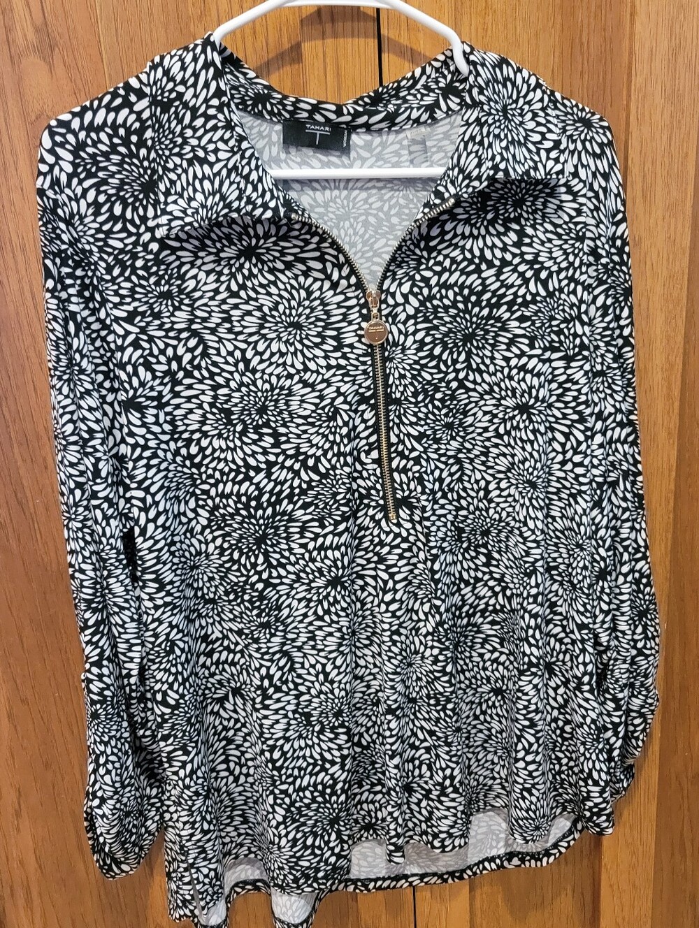 Tahari Liquid Knit Top 1x